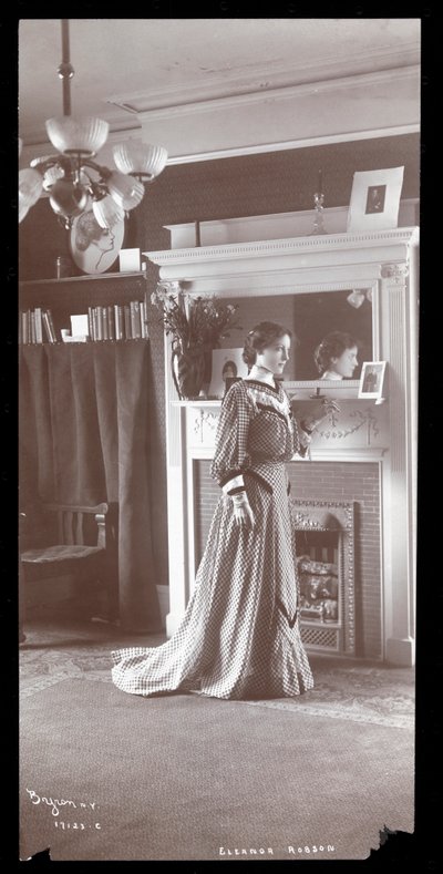 Eleanor Robson in de woonkamer van haar appartement door Byron Company
